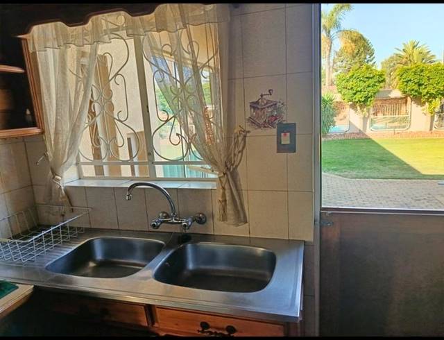 4 BEDROOM HOUSE FOR SALE IN KEMPTON PARK EXT 04